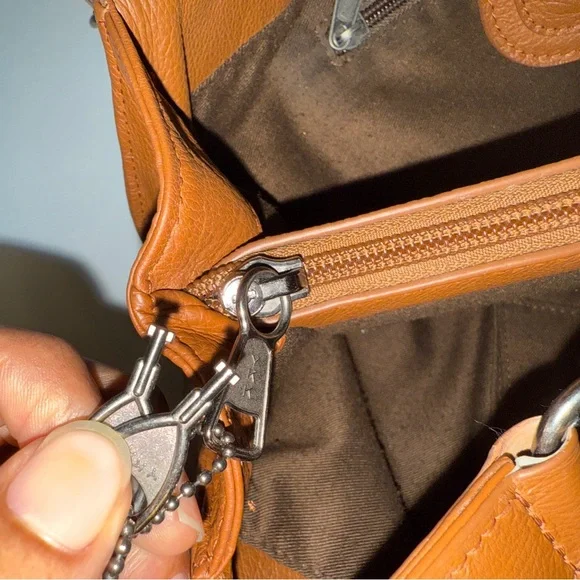 Browning Lockable Concealed-Carry Leather Purse - Picture 15 of 16